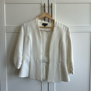 Creamy jacket with unique sleeves